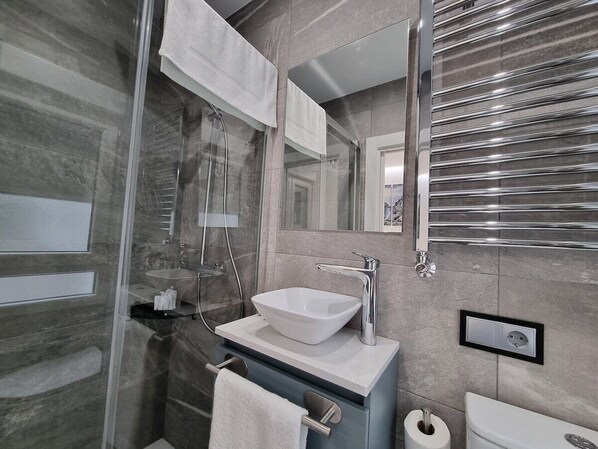 Douche, séchoir à cheveux, serviettes fournies