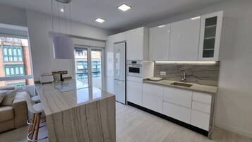 Kühlschrank, Mikrowelle, Ofen, Geschirrspüler