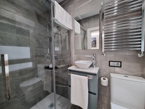 Douche, séchoir à cheveux, serviettes fournies