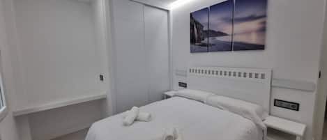 4 bedrooms, iron/ironing board, free WiFi, bed sheets