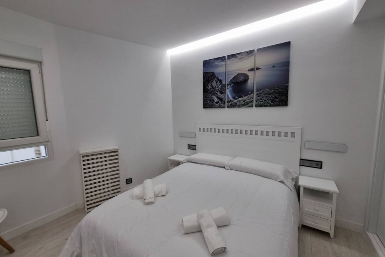 4 bedrooms, iron/ironing board, WiFi (free), bed sheets