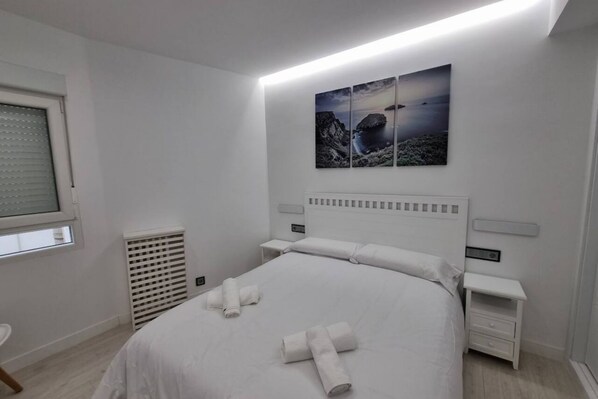 4 bedrooms, iron/ironing board, free WiFi, bed sheets