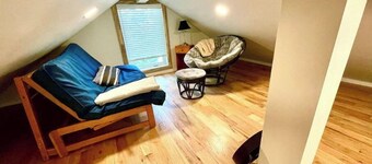 Modern, 2 bedroom + loft cabin with beautiful view. Perfect getaway. Quiet!