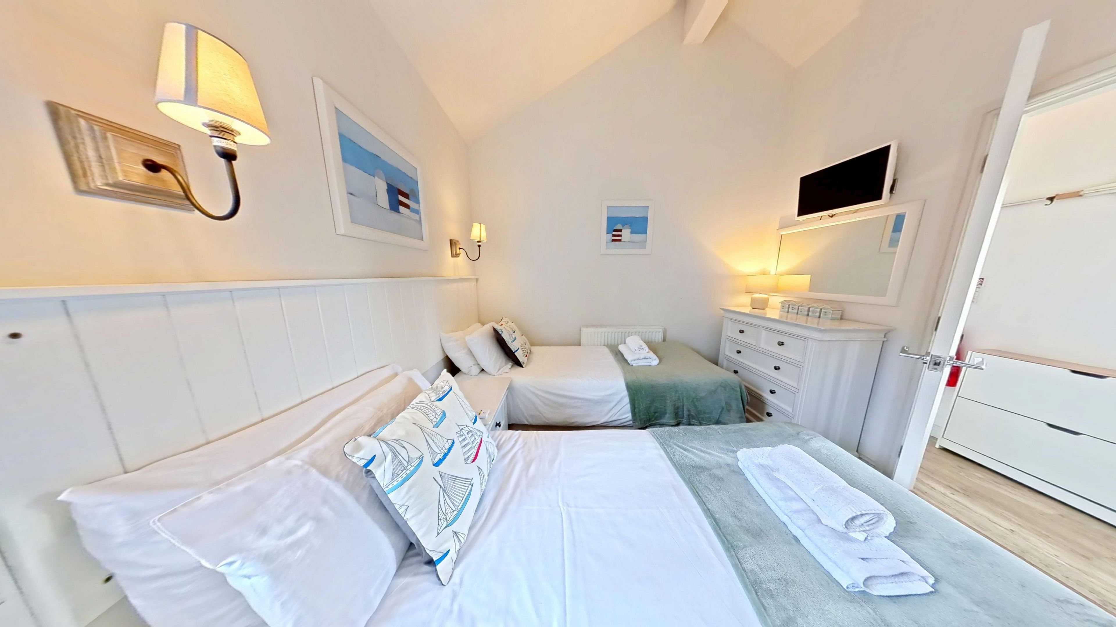 Stunning Beach House - Sleeping 4 In 2 Bedrooms - Pool And Beach Access Included. - Bridlington