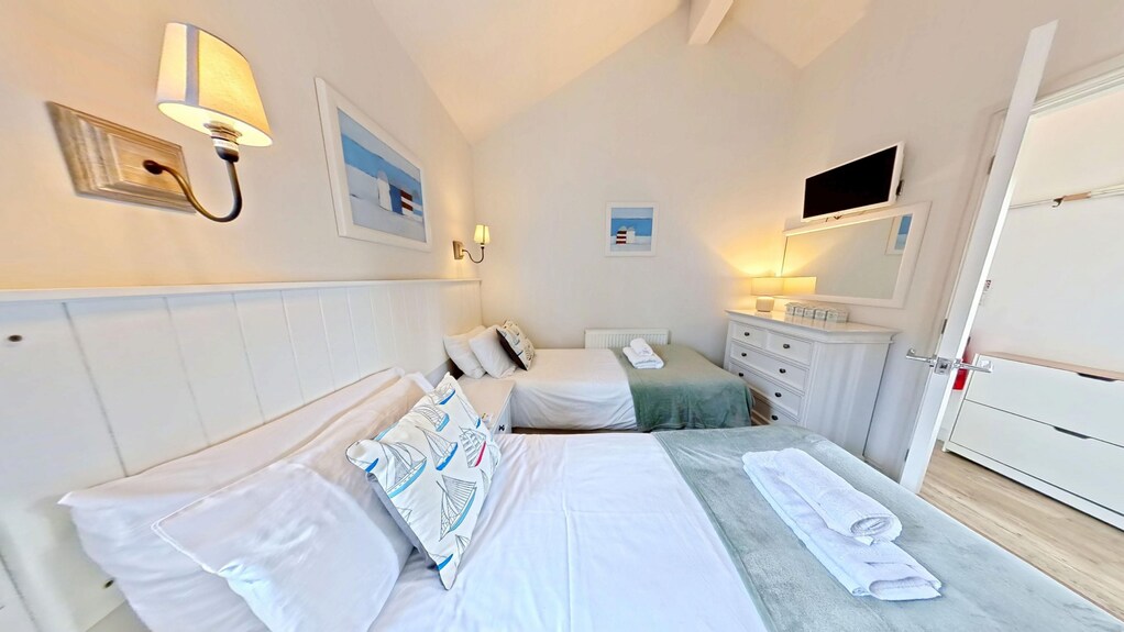 Stunning Beach House - Sleeping 4 In 2 Bedrooms - Pool And Beach Access Included. - Bridlington