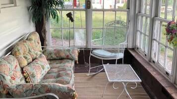 TV connectée, lecteur de DVD, livres, médiathèque