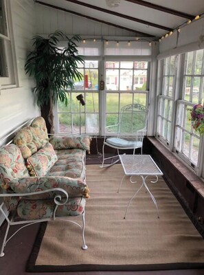 Smart-TV, DVD-Player, Bücher, Musikbibliothek