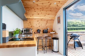 Fridge, electric kettle, toaster, cookware/dishes/utensils - High Longlands (Grange-over-Sands)