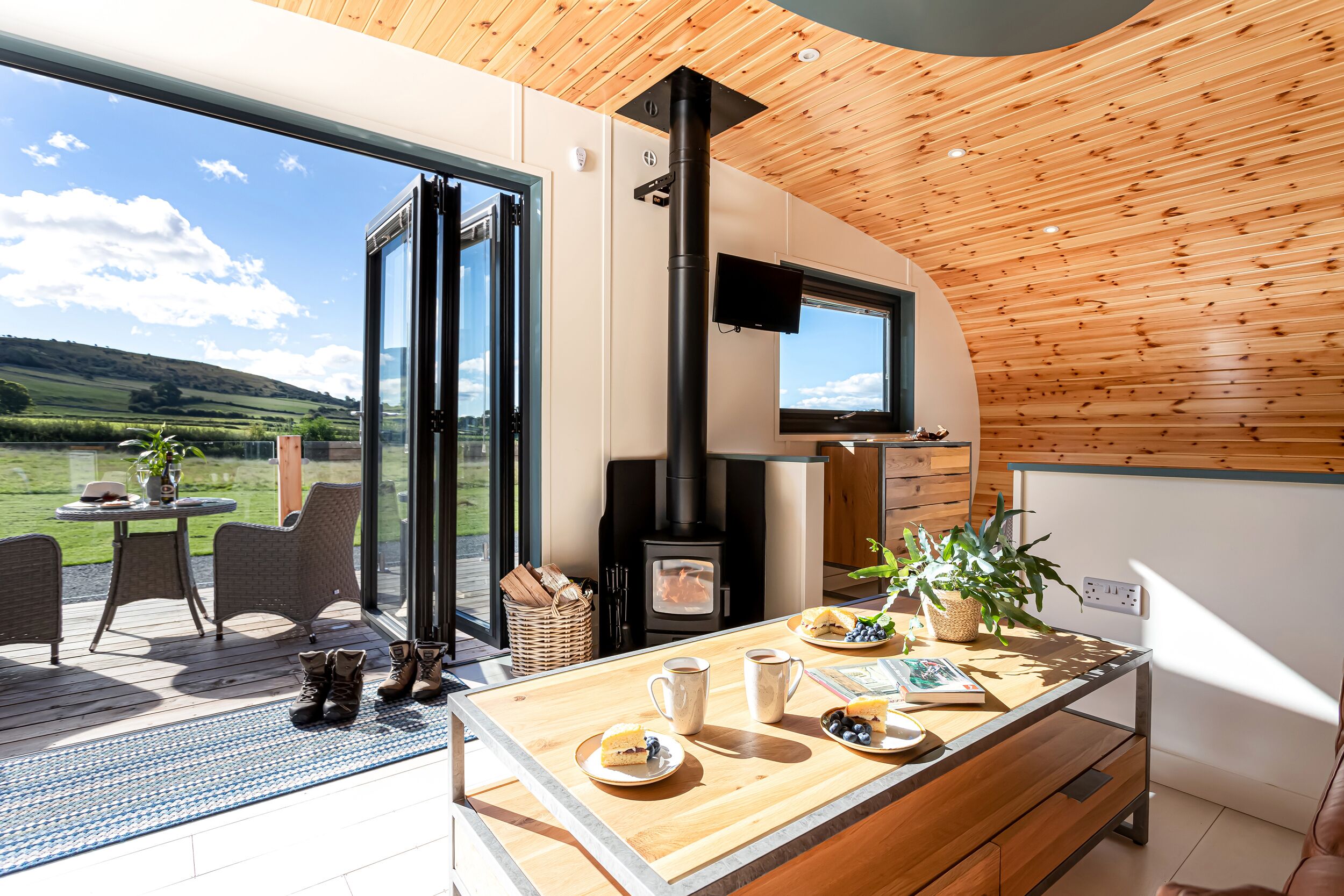 Frigorifero, bollitore elettrico, tostapane, pentole/stoviglie/utensili