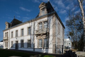 A large, historic building with multiple windows and a balcony. - Maison Douaud Vannes (Vannes)