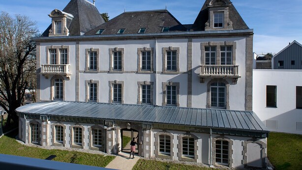 A large, historic building with multiple windows and a central entrance. - Maison Douaud Vannes (Vannes)