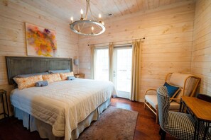 8 bedrooms, desk, free WiFi