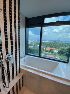 Banheira, secador de cabelo, toalhas de banho, sabonete