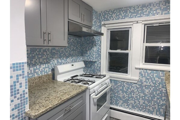 Refrigerador, microondas, parrilla de estufa y cafetera y tetera 