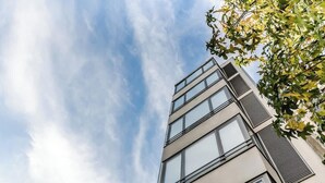 Un edificio moderno con varios pisos y amplias ventanas.