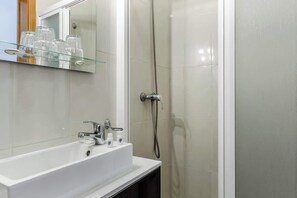Ducha, secador de pelo y toallas