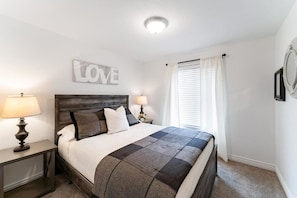 Main floor queen bedroom with a rustic wood headboard - Huge Yard, Pet-Friendly Gathering Home.Waffles too (Orem)