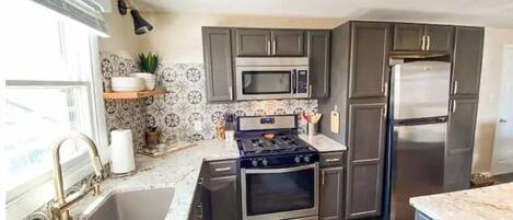 Kjøleskap, mikrobølgeovn, ovn og kokeplater