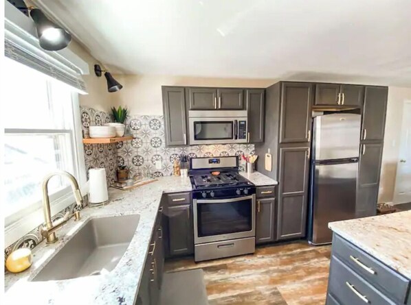 Refrigerador, microondas, horno y parrilla de estufa 