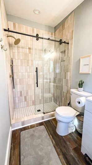 Shower, hair dryer, towels, soap - ★Stylish★ remodeled studio near IvyWild/Downtown (Colorado Springs)