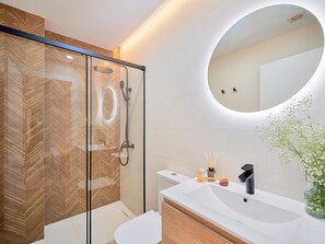 Ducha, secador de pelo y toallas
