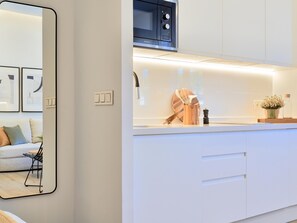 Refrigerador, microondas, cafetera/tetera, tostadora