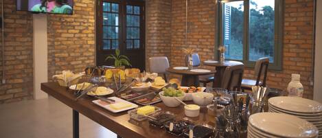 Esmorzar diari d'estil bufet gratuït