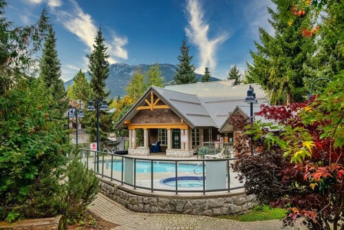 Townhouse with Massive patio, Private hottub, BBQ!