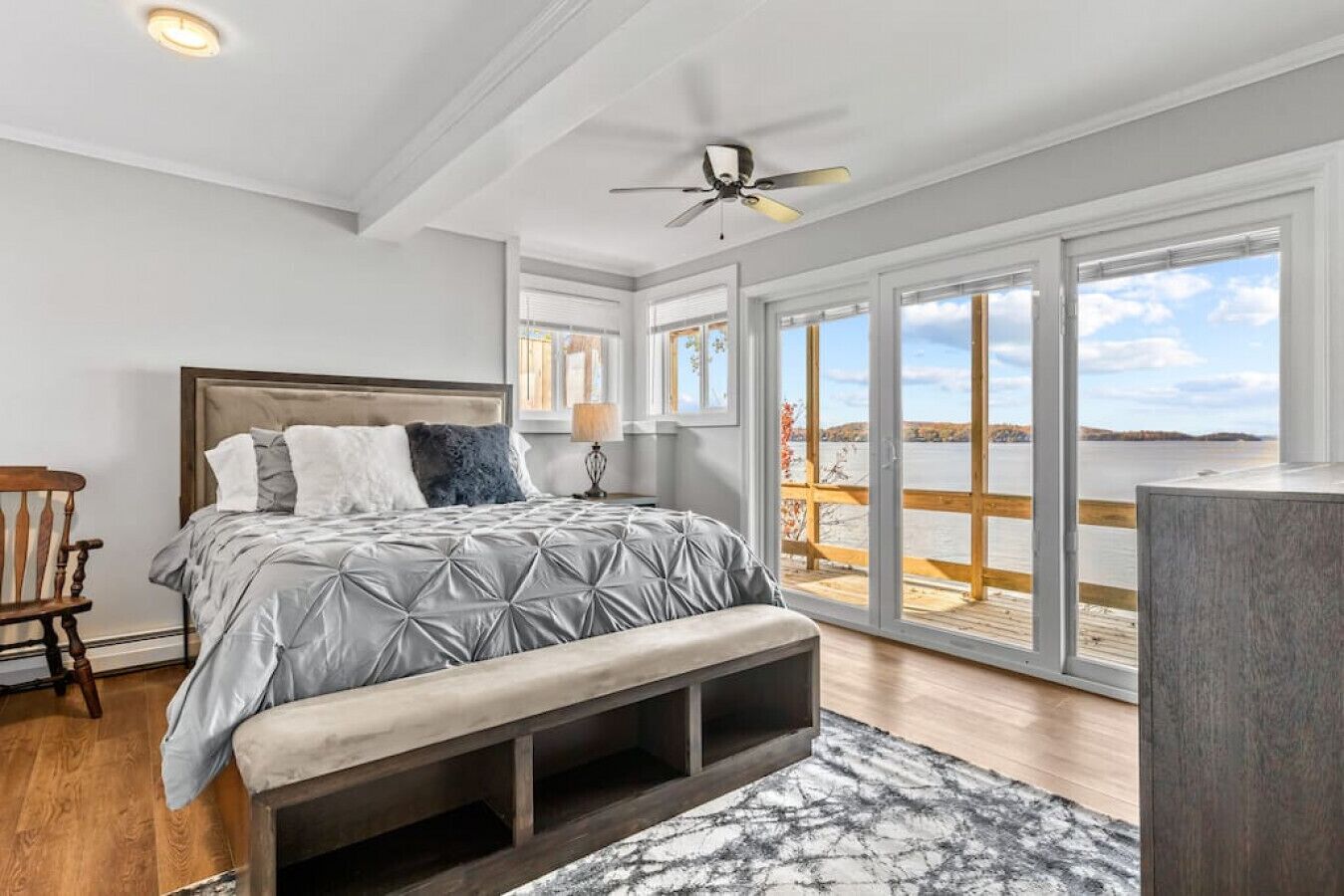 5 habitaciones, tabla de planchar con plancha y cuna de viaje 