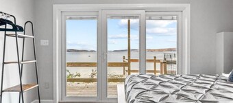 Beach House · Beautiful Beachfront House, Close to Burlington!