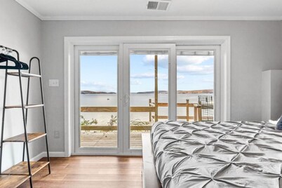 Beach House · Beautiful Beachfront House, Close to Burlington!