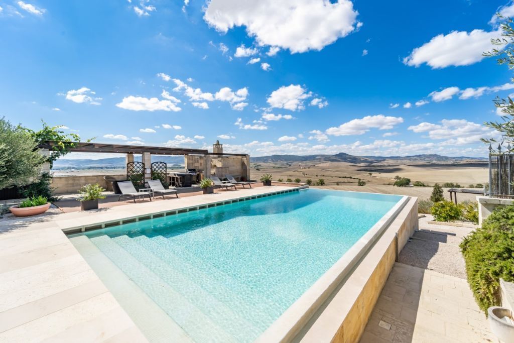 Outdoor pool, an infinity pool