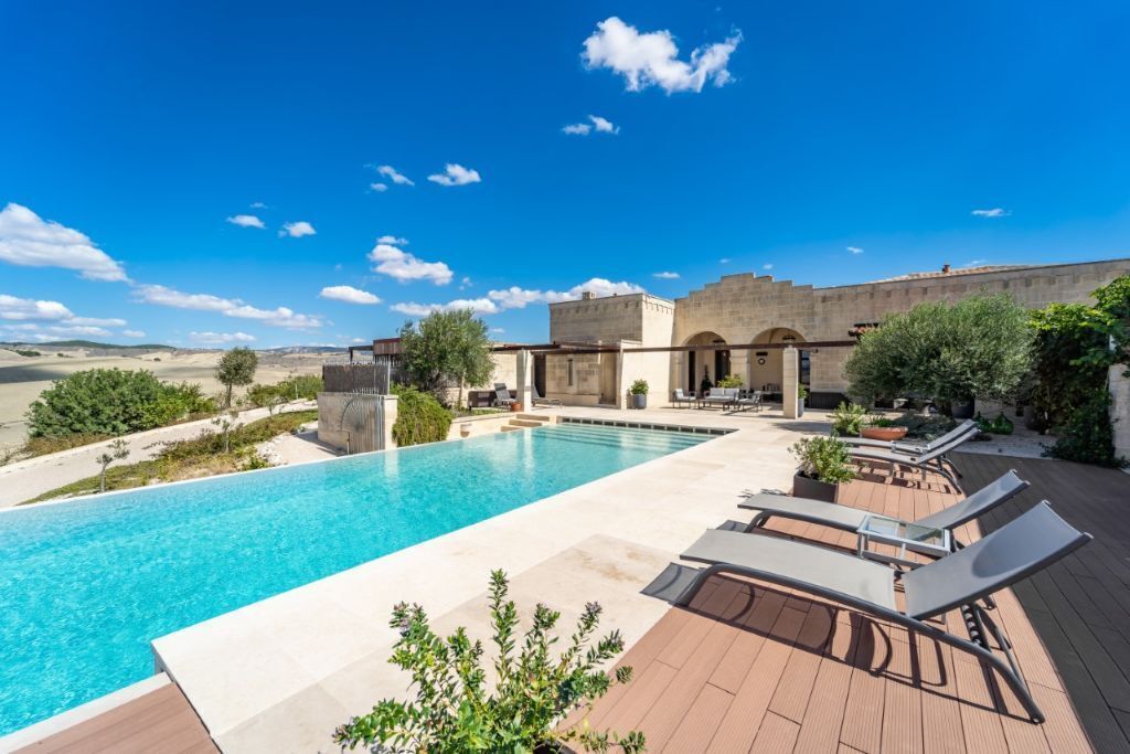 Een buitenzwembad en een infinitypool