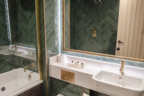 Executive Double Room | Bathroom - Brig o' Doon House Hotel (Ayr)