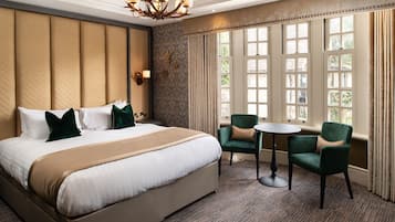 Habitación ejecutiva doble | Escritorio, tabla de planchar con plancha, wifi gratis y ropa de cama