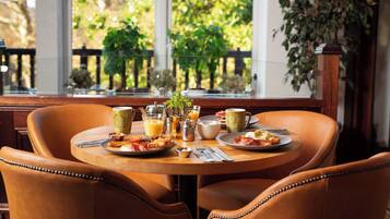 Desayuno completo gratuito y diario