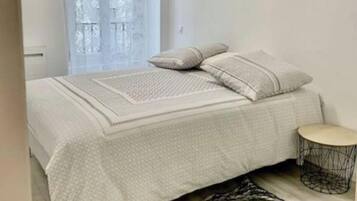 2 slaapkamers, een strijkplank/strijkijzer, gratis wifi, beddengoed