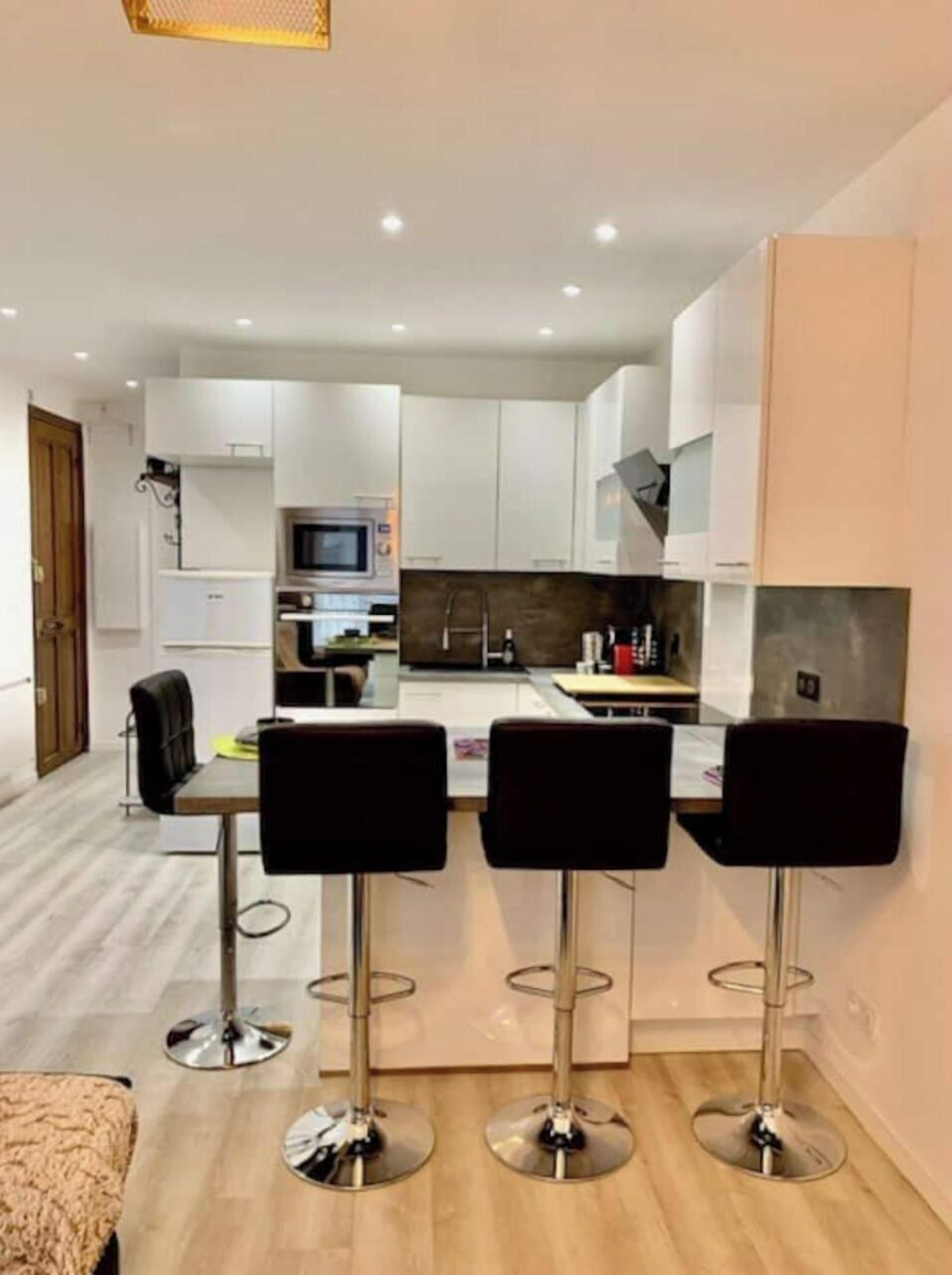 Geladeira, micro-ondas, fogão, cooktop