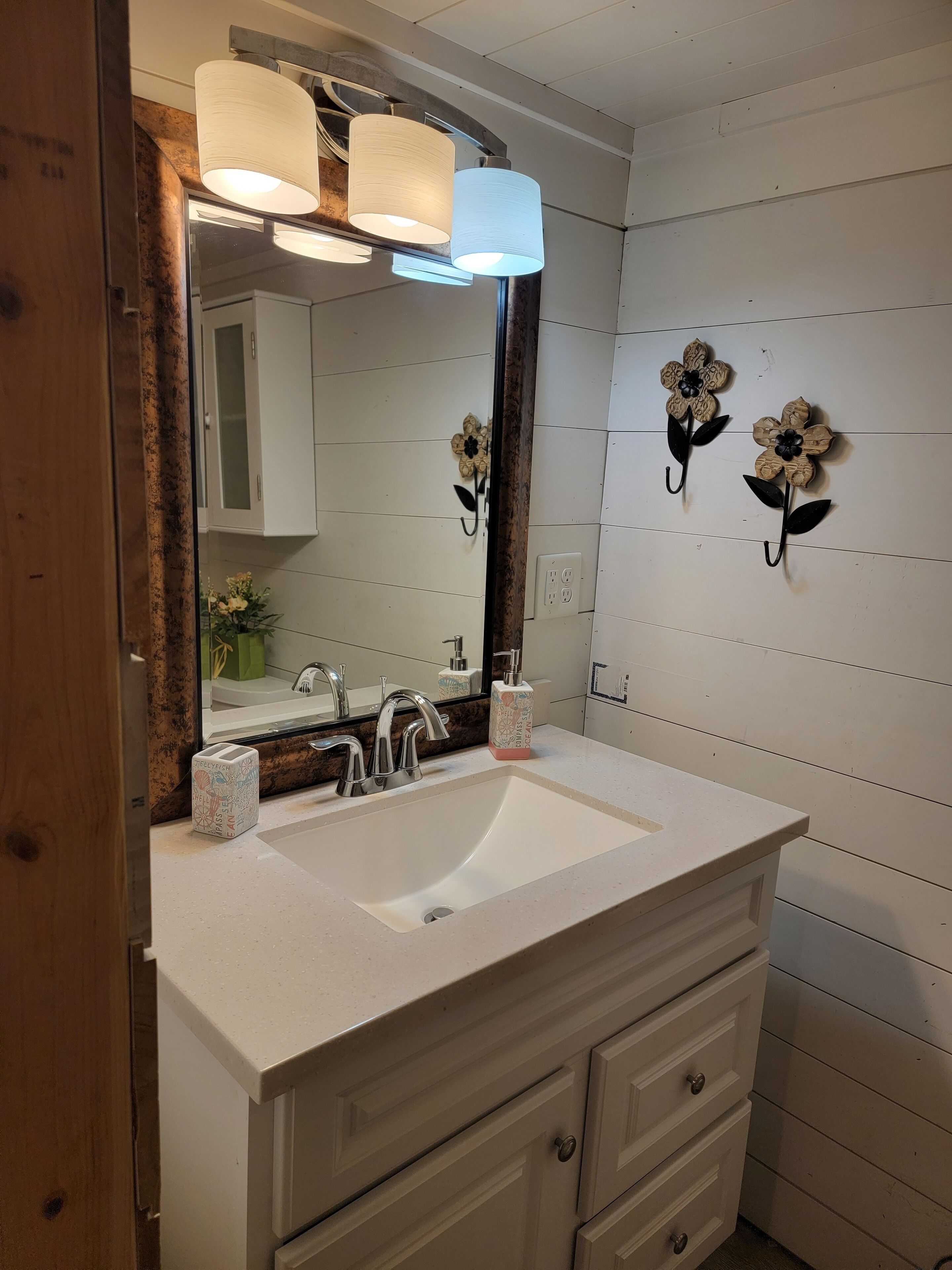 Douche, sèche-cheveux, serviettes fournies, savon