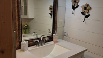 Douche, sèche-cheveux, serviettes fournies, savon
