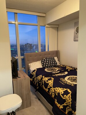 1 habitación, escritorio, tabla de planchar con plancha y wifi