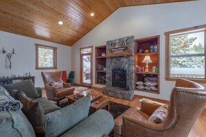 Televisión y chimenea