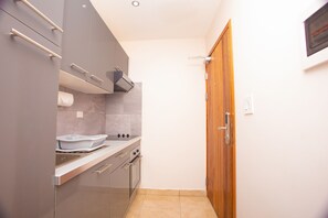 Großer Kühlschrank, Ofen, Herdplatte