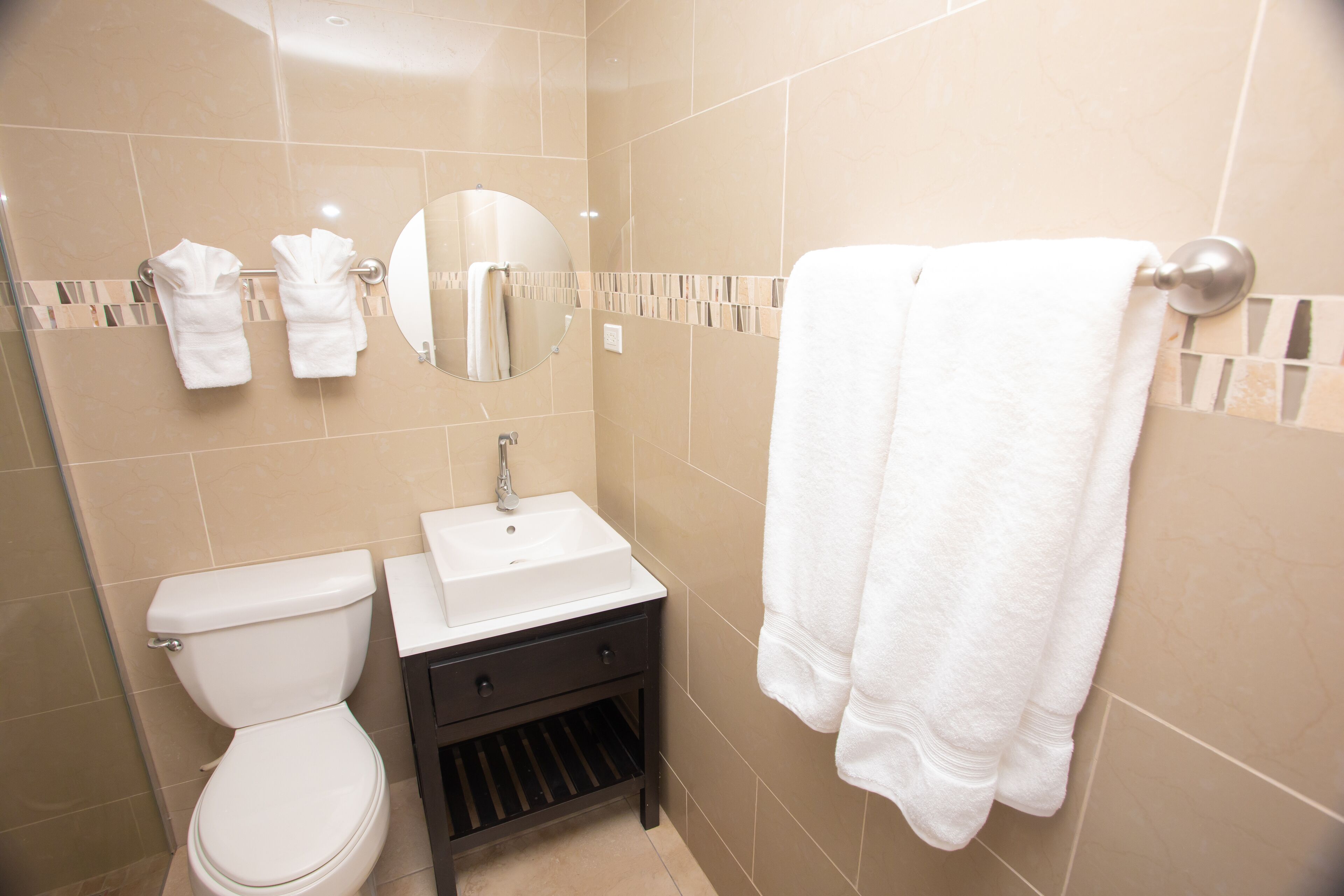 Deluxe Studio Suite | Bathroom | Shower, rainfall showerhead, free toiletries, hair dryer (on request)