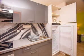 Deluxe Studio Suite | Private kitchen | Full-size fridge, oven, stovetop, coffee/tea maker - Diamond Gem Residence (Cole Bay)