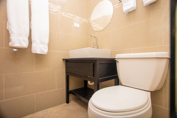Studio Suite Deluks | Kamar mandi | Shower, pancuran hujan, perlengkapan mandi gratis, dan pengering rambut