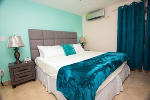 Deluxe-Studiosuite | Betten mit Memory-Foam-Matratzen, individuell dekoriert