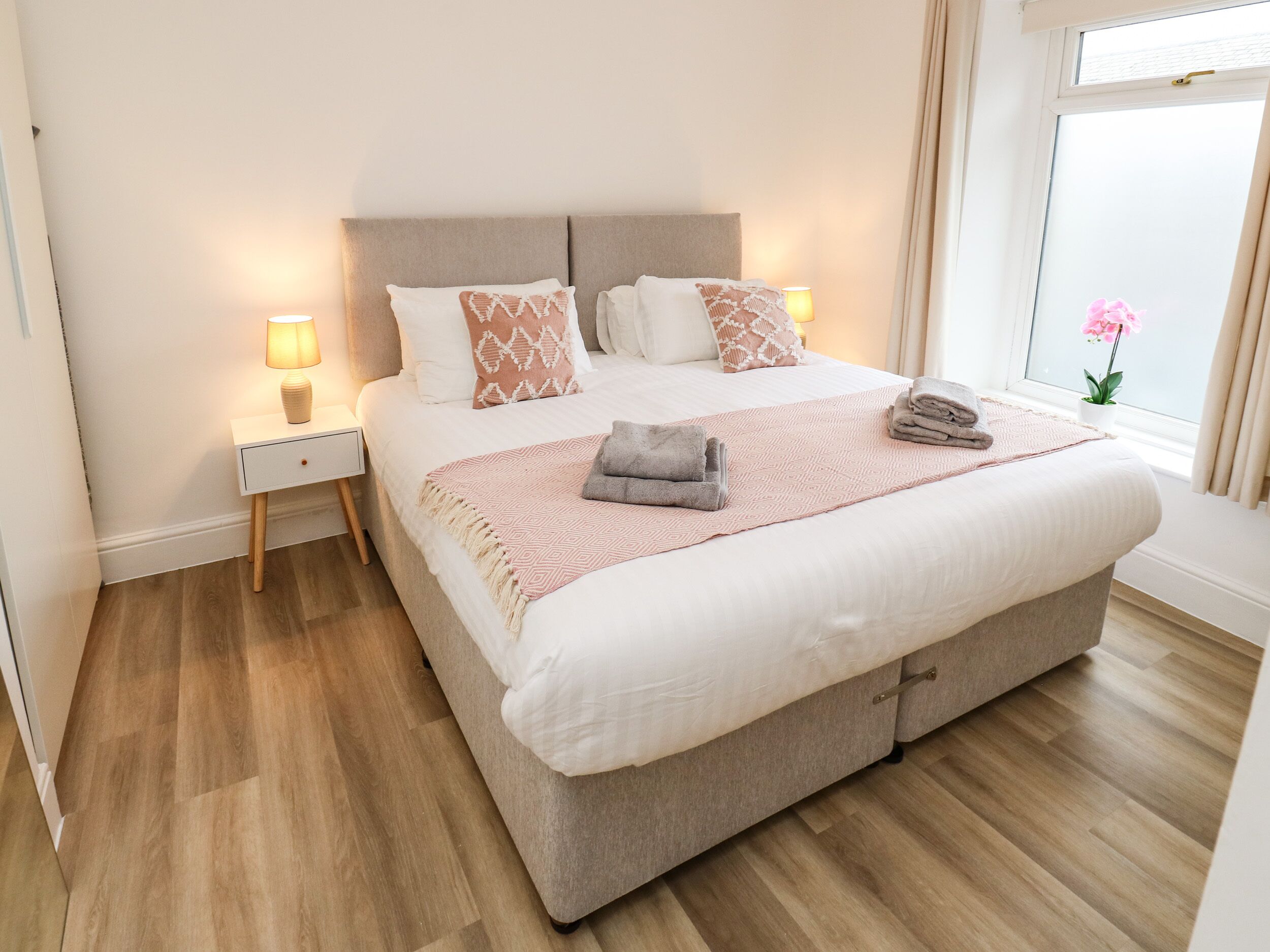 2 quartos, individualmente decorados, individualmente mobiliados