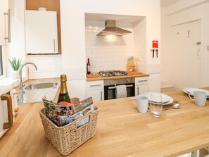 Fridge, dishwasher, electric kettle, toaster - Alma Cottage (Buxton)