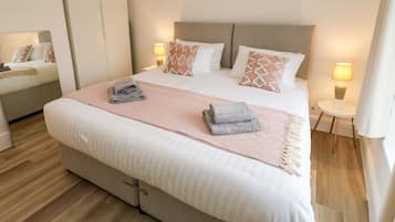 2 kamar tidur dan didekorasi berbeda-beda